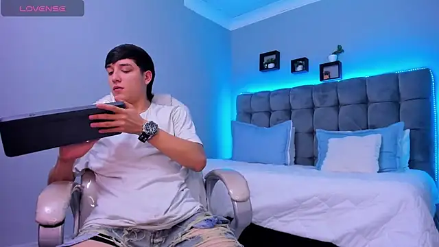 Snapshot of Ares_di_martin chatting on 11.28.25 Ares di martin online show from 11.28.25