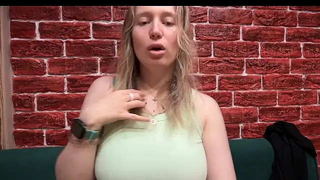 Snapshot of CitrusBlissss chatting on 10.21.25 CitrusBlissss online show from 10.21.25