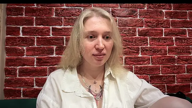 Snapshot of CitrusBlissss chatting on 10.28.25 CitrusBlissss online show from 10.28.25