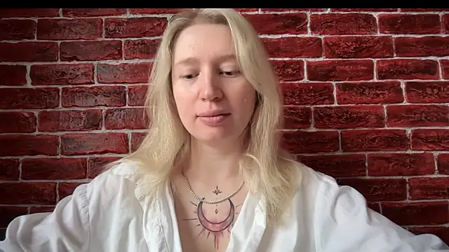 Snapshot of CitrusBlissss chatting on 10.29.25 CitrusBlissss online show from 10.29.25