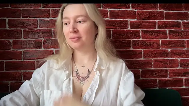 Snapshot of CitrusBlissss chatting on 10.30.25 CitrusBlissss online show from 10.30.25