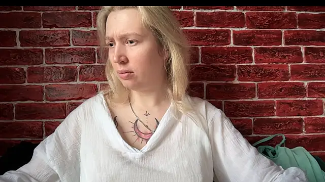 Snapshot of CitrusBlissss chatting on 10.31.25 CitrusBlissss online show from 10.31.25