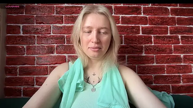 Snapshot of CitrusBlissss chatting on 11.03.25 CitrusBlissss online show from 11.03.25