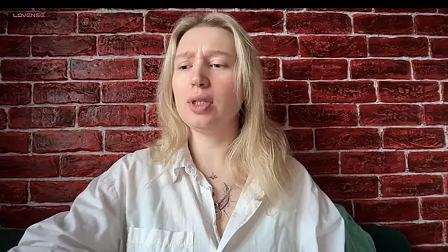 Snapshot of CitrusBlissss chatting on 11.04.25 CitrusBlissss online show from 11.04.25