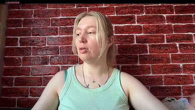 Snapshot of CitrusBlissss chatting on 11.05.25 CitrusBlissss online show from 11.05.25