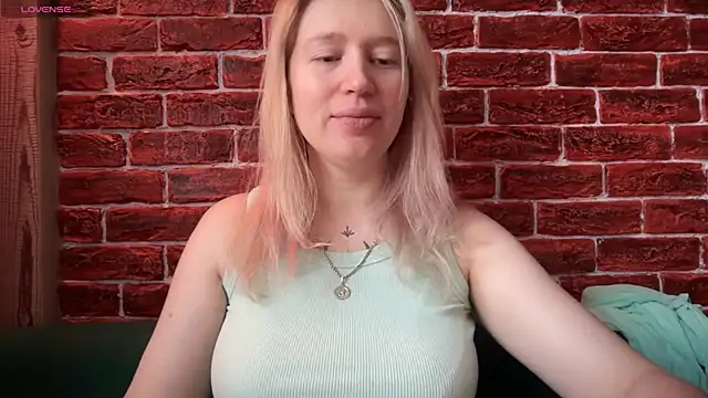 Snapshot of CitrusBlissss chatting on 11.11.25 CitrusBlissss online show from 11.11.25