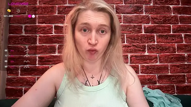 Snapshot of CitrusBlissss chatting on 11.11.25 CitrusBlissss online show from 11.11.25