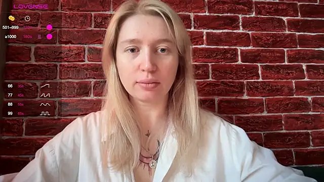 Snapshot of CitrusBlissss chatting on 11.15.25 CitrusBlissss online show from 11.15.25