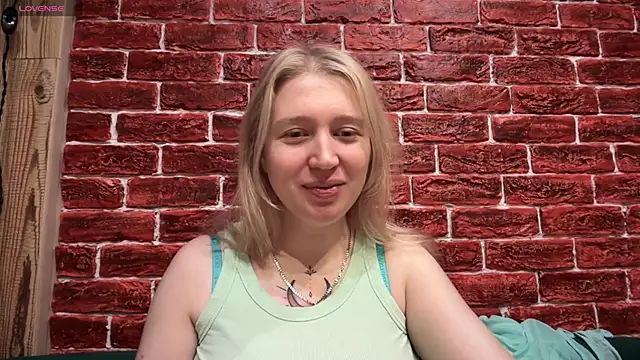 Snapshot of CitrusBlissss chatting on 11.22.25 CitrusBlissss online show from 11.22.25