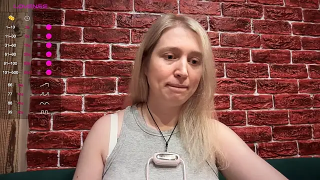 Snapshot of CitrusBlissss chatting on 11.23.25 CitrusBlissss online show from 11.23.25