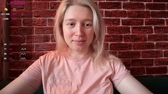 Snapshot of CitrusBlissss chatting on 11.28.25 CitrusBlissss online show from 11.28.25