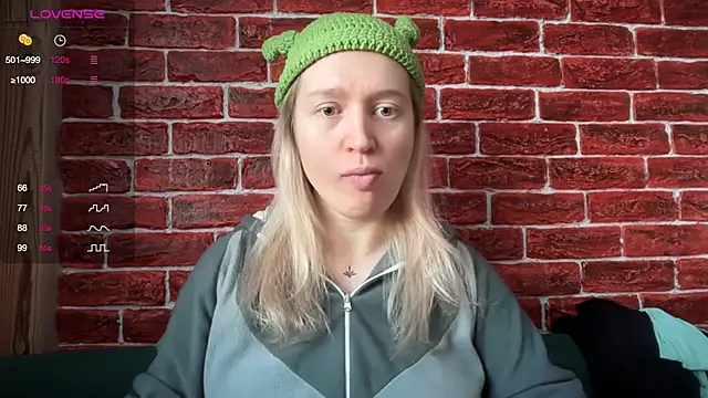 Snapshot of CitrusBlissss chatting on 12.01.25 CitrusBlissss online show from 12.01.25