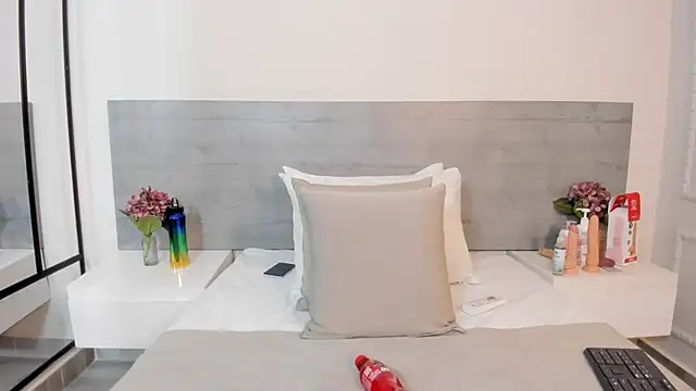 sunnyWhitee online show from 10.15.25