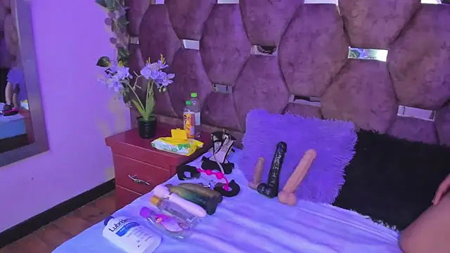 Thiana Taylor online show from 11.29.25