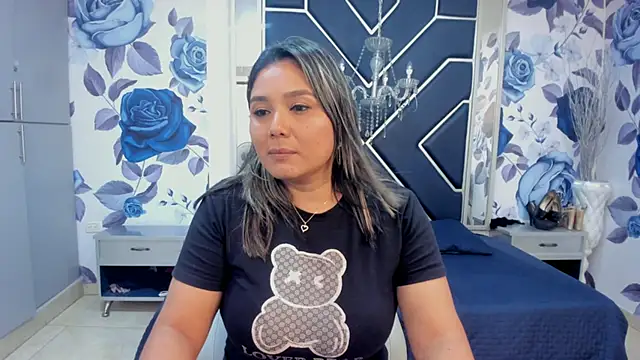 LatinaHoleQueen online show from 10.25.25