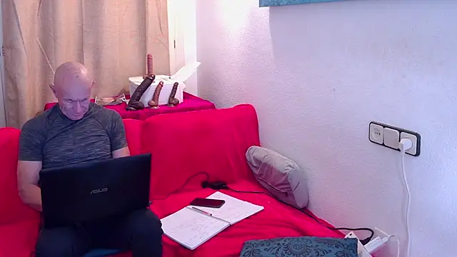 IvonneAndDom online show from 02.18.26