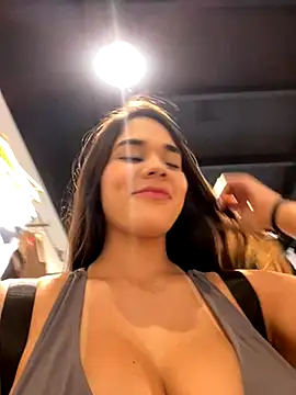 BellaLeclair online show from 12.04.25