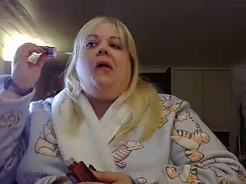 Kinkyhousewife83 online show from 10.16.25