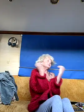 Snapshot of ladyboatlady chatting on 09.26.25 ladyboatlady online show from 09.26.25