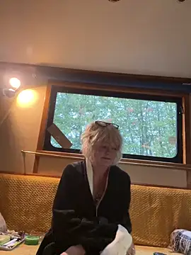 Snapshot of ladyboatlady chatting on 10.09.25 ladyboatlady online show from 10.09.25