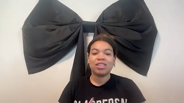 Snapshot of zahrabliss chatting on 10.18.25 zahrabliss online show from 10.18.25