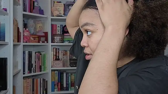 Snapshot of zahrabliss chatting on 10.23.25 zahrabliss online show from 10.23.25