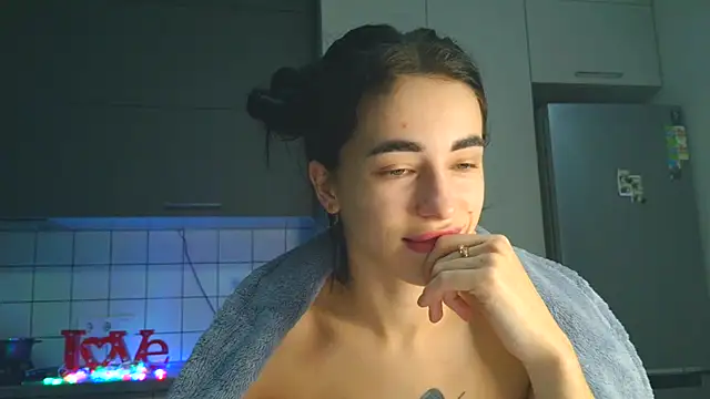 Snapshot of EvaMelnik chatting on 10.19.25 EvaMelnik online show from 10.19.25