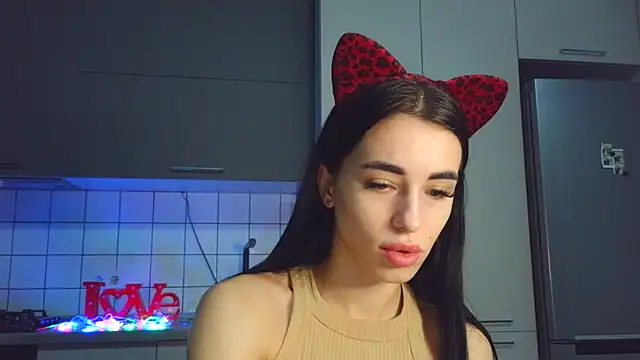 Snapshot of EvaMelnik chatting on 10.25.25 EvaMelnik online show from 10.25.25