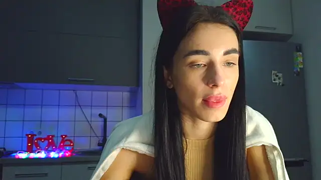 Snapshot of EvaMelnik chatting on 10.27.25 EvaMelnik online show from 10.27.25