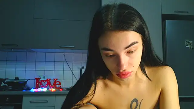 Snapshot of EvaMelnik chatting on 10.29.25 EvaMelnik online show from 10.29.25