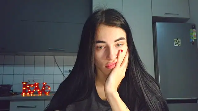 Snapshot of EvaMelnik chatting on 11.04.25 EvaMelnik online show from 11.04.25