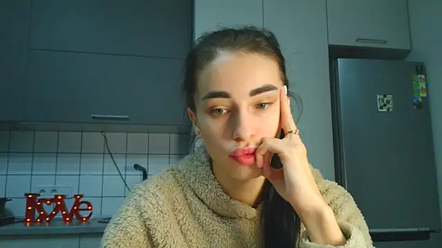 Snapshot of EvaMelnik chatting on 11.13.25 EvaMelnik online show from 11.13.25