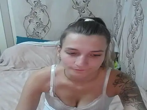 Snapshot of AlissaClark chatting on 10.10.25 AlissaClark online show from 10.10.25