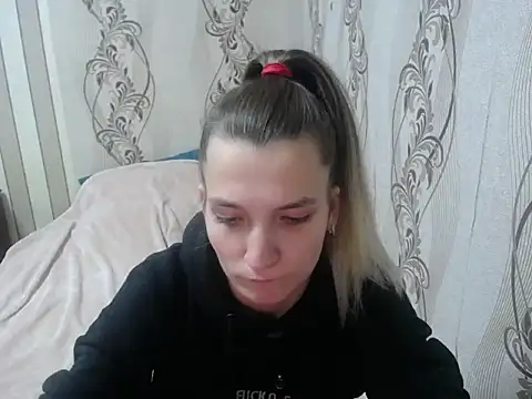 Snapshot of AlissaClark chatting on 10.26.25 AlissaClark online show from 10.26.25