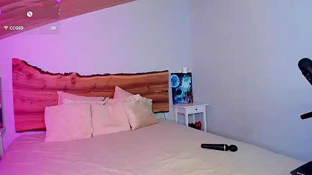 Snapshot of AuroraShoww chatting on 11.15.25 AuroraShoww online show from 11.15.25