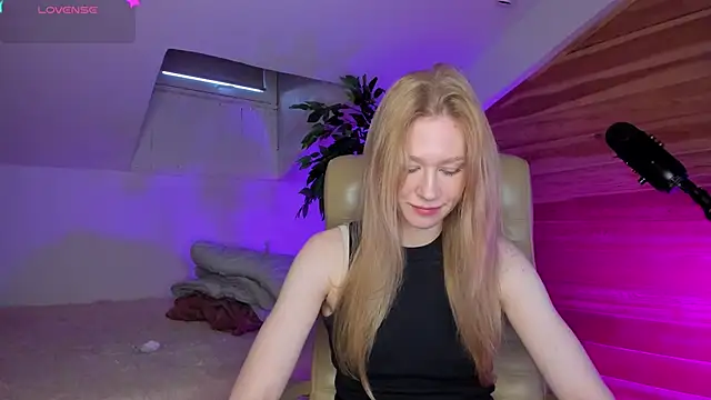 Snapshot of AuroraShoww chatting on 11.22.25 AuroraShoww online show from 11.22.25