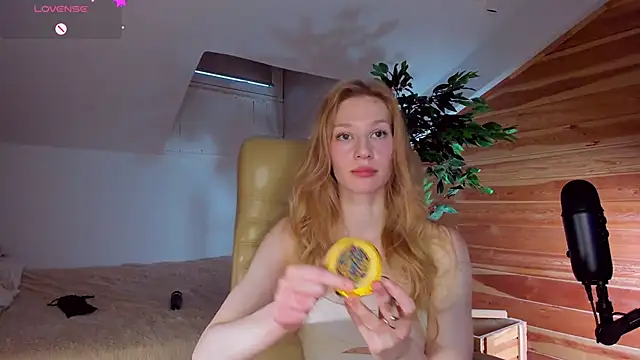 Snapshot of AuroraShoww chatting on 11.27.25 AuroraShoww online show from 11.27.25