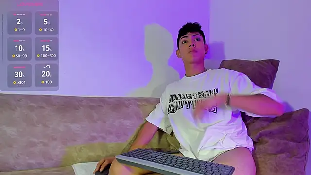 Snapshot of LoganTwink18 chatting on 10.31.25 LoganTwink18 online show from 10.31.25