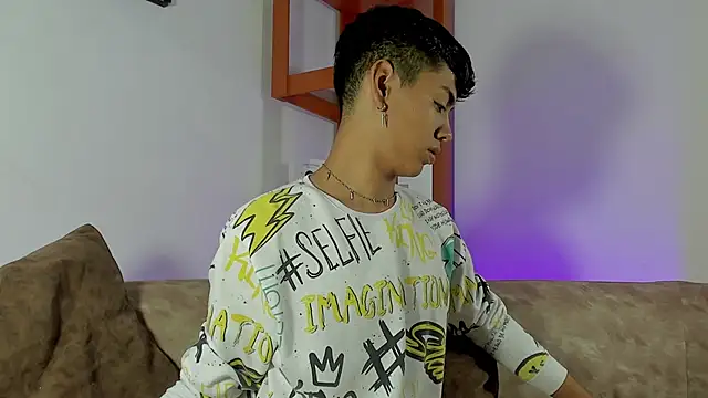 Snapshot of LoganTwink18 chatting on 11.02.25 LoganTwink18 online show from 11.02.25