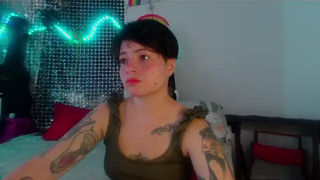 Snapshot of Mitsuha_gate chatting on 10.24.25 Mitsuha gate online show from 10.24.25