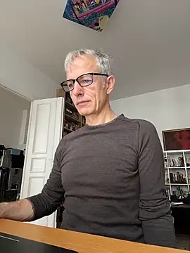 Snapshot of SexyLeon8 chatting on 11.11.25 SexyLeon8 online show from 11.11.25