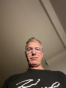 Snapshot of SexyLeon8 chatting on 11.12.25 SexyLeon8 online show from 11.12.25