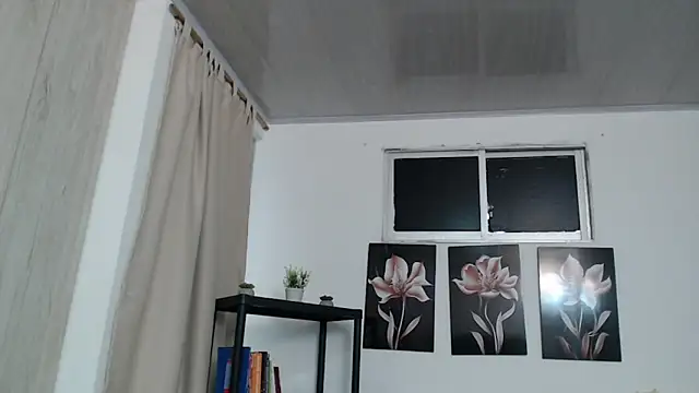 Snapshot of pinky_f00x chatting on 02.09.26 pinky f00x online show from 02.09.26