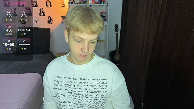 Snapshot of olivertasty chatting on 10.13.25 olivertasty online show from 10.13.25