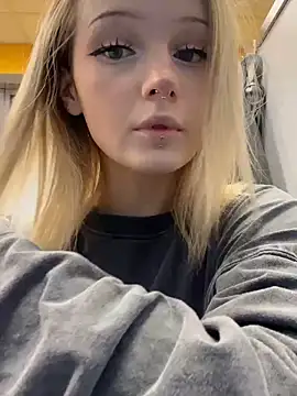 Snapshot of softlyblessed chatting on 10.08.25 softlyblessed online show from 10.08.25