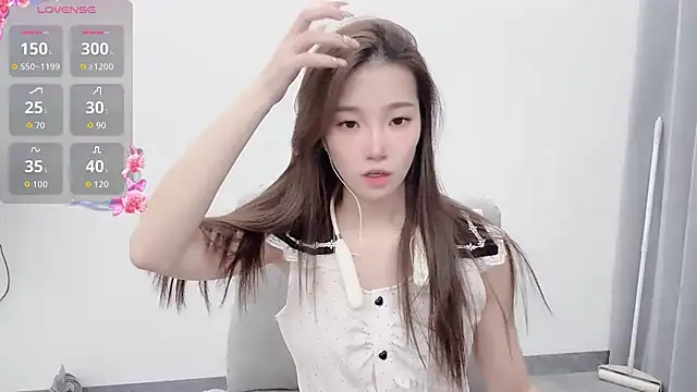 Snapshot of yuyu_77 chatting on 09.28.25 yuyu 77 online show from 09.28.25