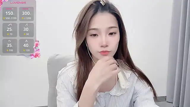 Snapshot of yuyu_77 chatting on 10.28.25 yuyu 77 online show from 10.28.25