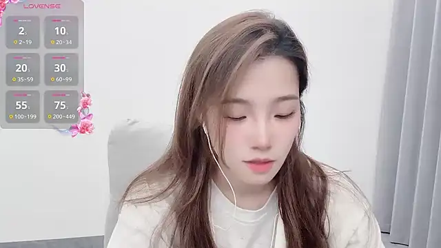 Snapshot of yuyu_77 chatting on 10.29.25 yuyu 77 online show from 10.29.25