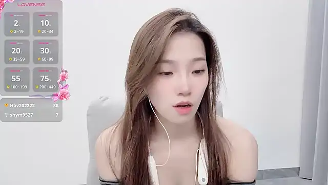 Snapshot of yuyu_77 chatting on 10.31.25 yuyu 77 online show from 10.31.25