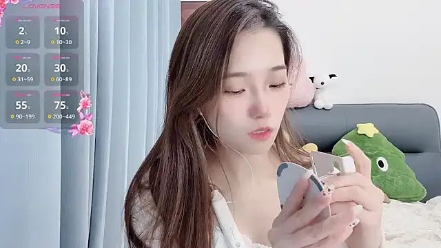 Snapshot of yuyu_77 chatting on 12.01.25 yuyu 77 online show from 12.01.25